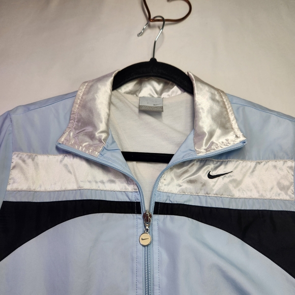 ⭐️ Women's Nike Windbreaker Small Like New, Excellent Condition • Full Zip - Picture 2 of 11